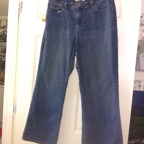 Levi's Women's Perfectly Slimming 512 Bootcut Jean - Picture 5 of 8
